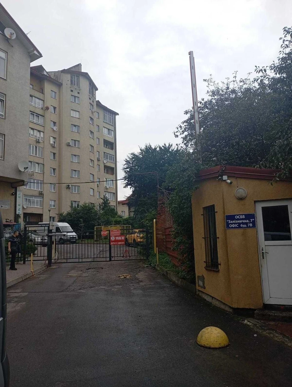 продажа 3-комнатная квартира на улице Зали́зни́чна, свободная, с ремонтом