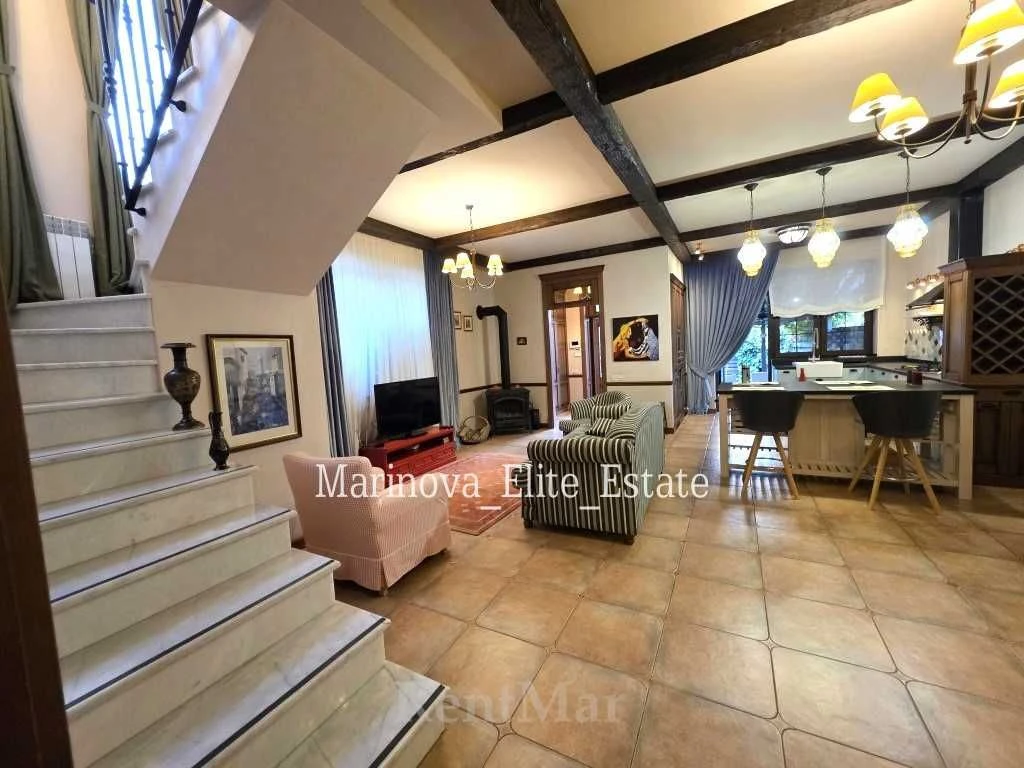 Quality House on 13 Fontan Street, 186 sq m + Loft / 2 acres