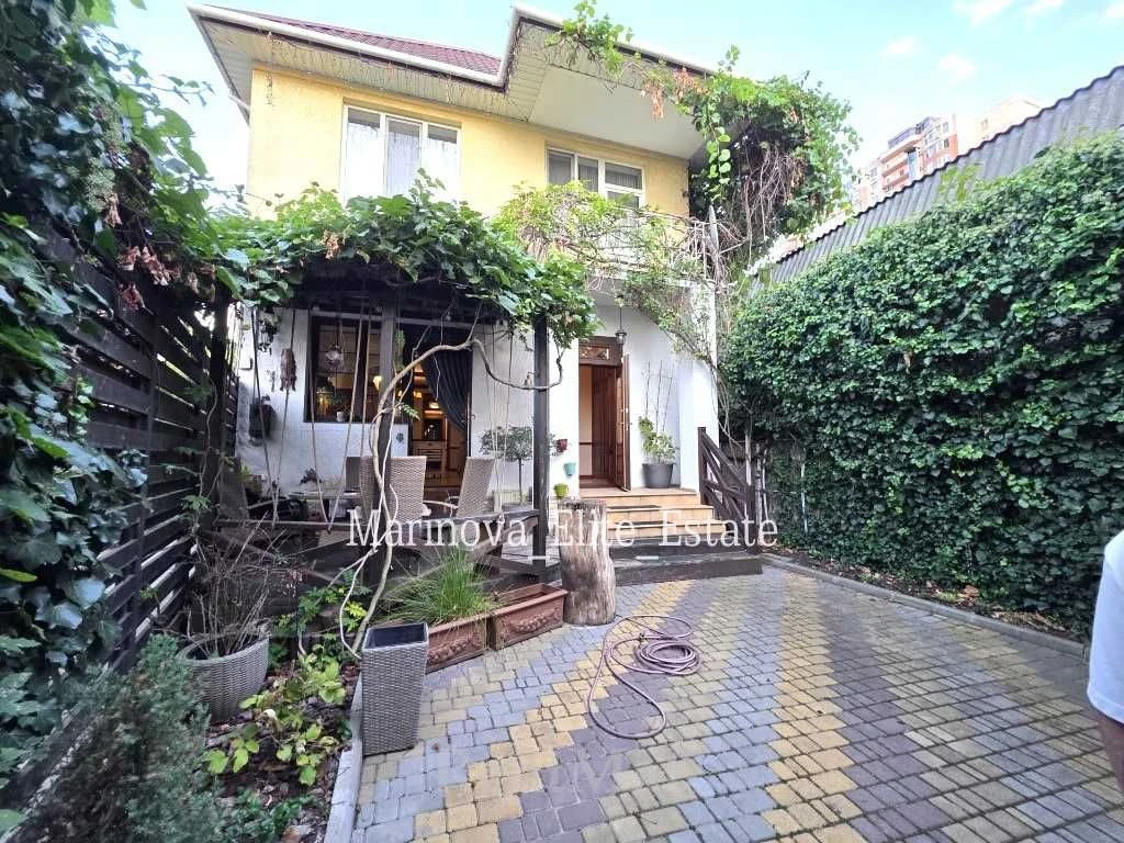 Quality House on 13 Fontan Street, 186 sq m + Loft / 2 acres
