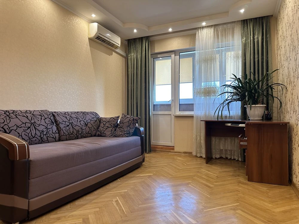 2 кім квартира з ремонтом, метро Теремки, Без Комісії