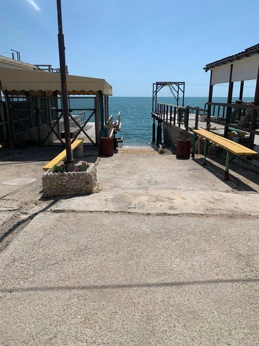 A place for smoking on 121 berths.