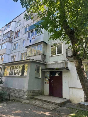 Найдешевше двох кімнатна на Ракове. Жилий стан.