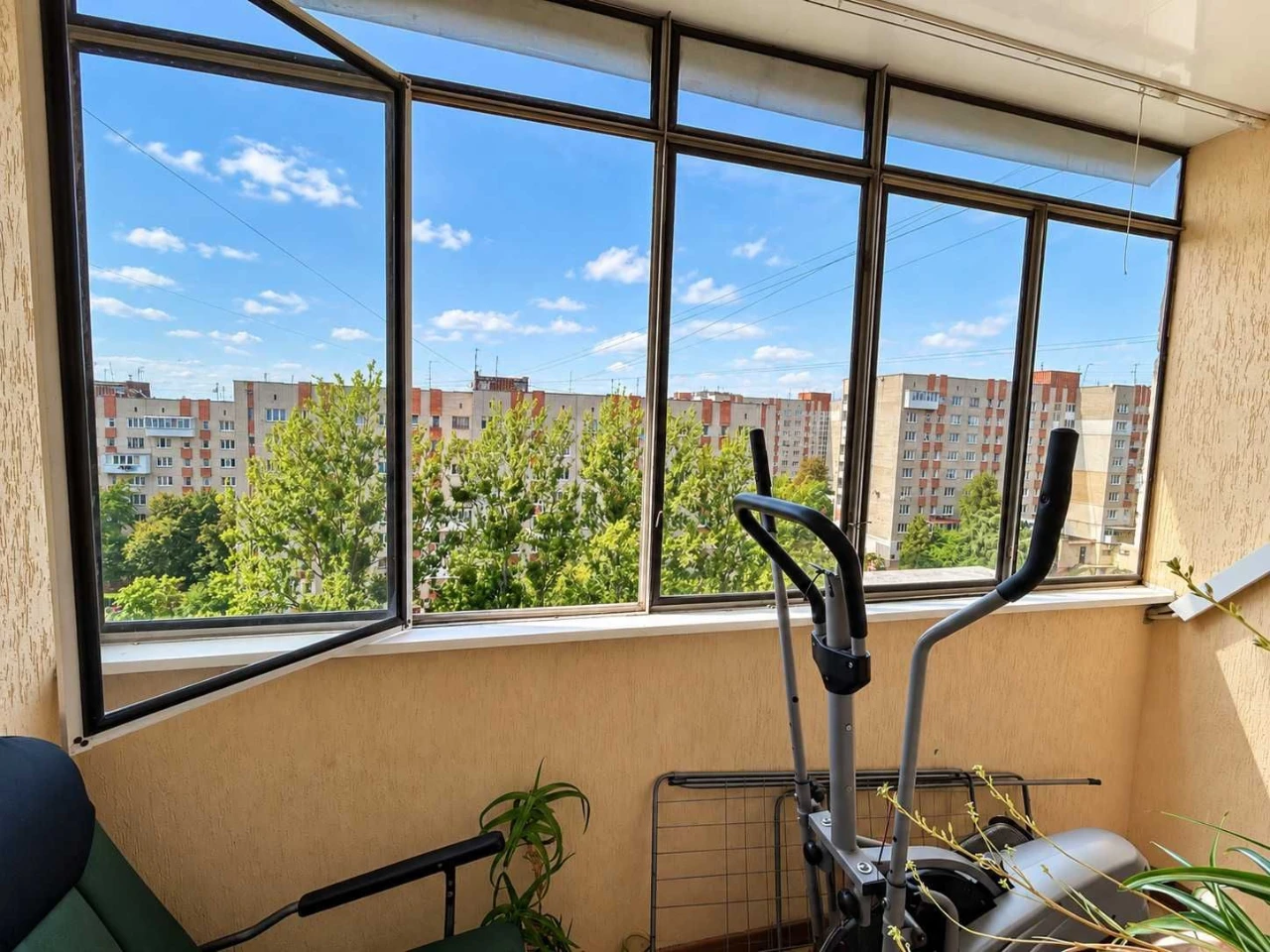 Spacious 3-bedroom apartment for sale in Lviv, Ivan Pu' Street