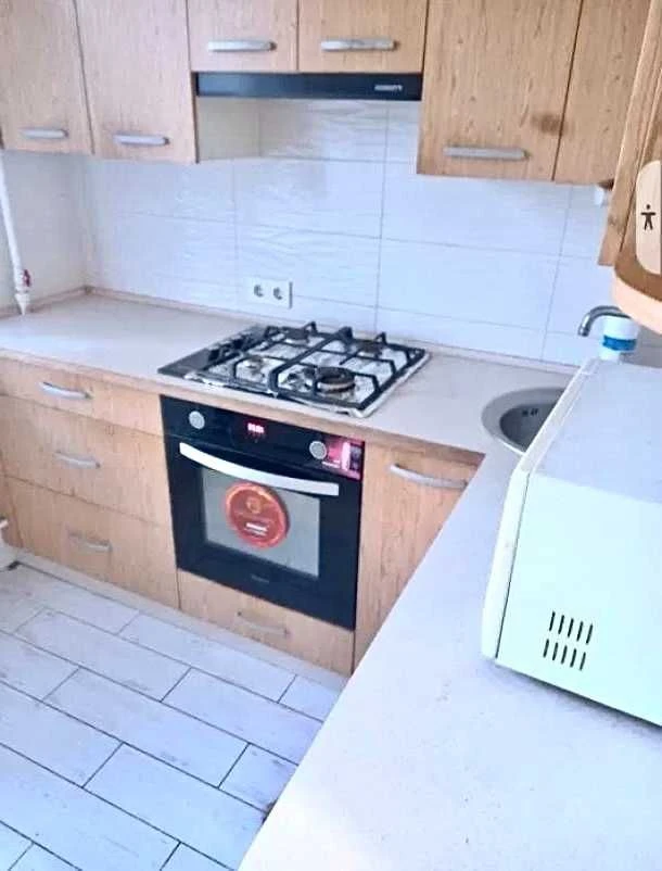 For Sale: 3-room apartment in the Oleksievka district.