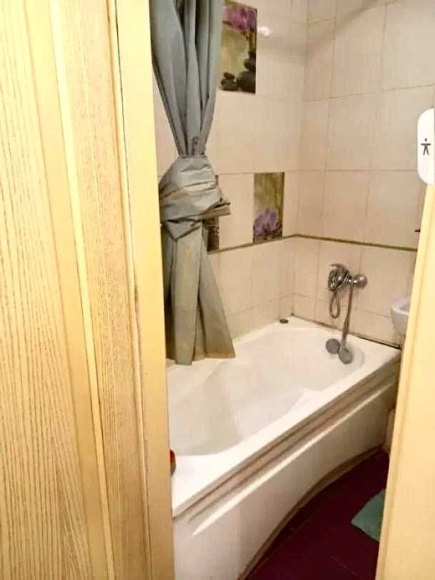 For Sale: 3-room apartment in the Oleksievka district.