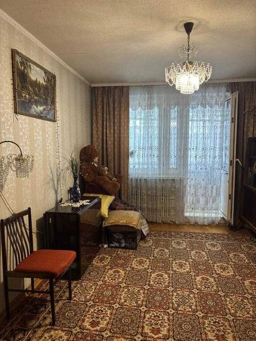 Продам 2 к. квартиру біля станції метро Олексіївська