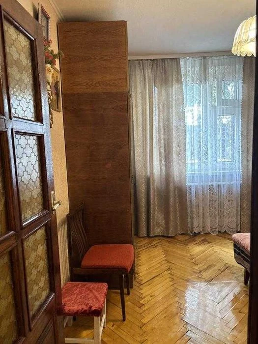 Продам 2 к. квартиру біля станції метро Олексіївська