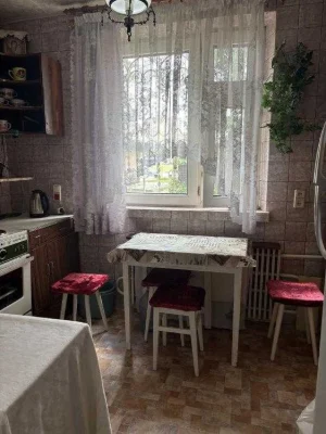 Продам 2 к. квартиру біля станції метро Олексіївська