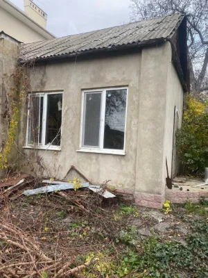 Дом в престижном районе с участком под строительство
