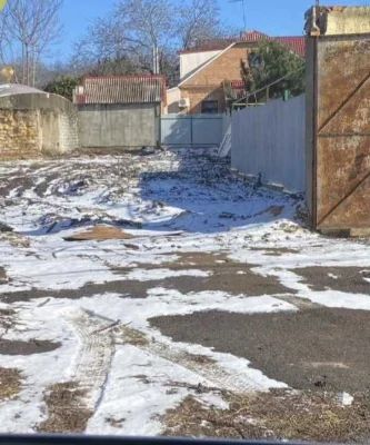 Дом в престижном районе с участком под строительство
