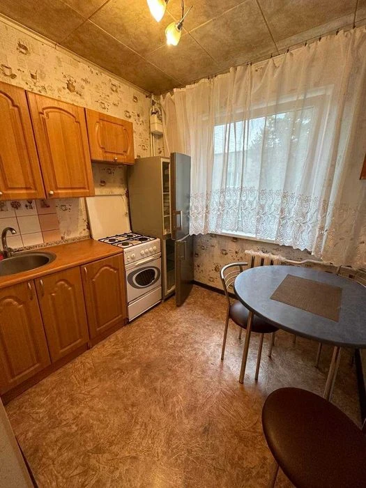 Selling a 3-bedroom apartment in new buildings near the Palace of Sports metro station. Certificate.