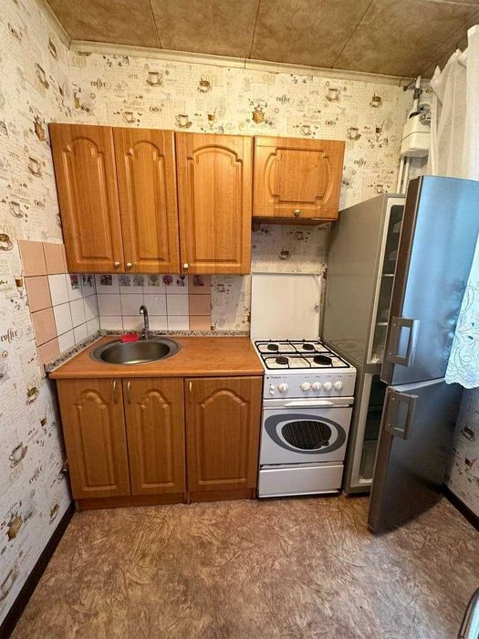 Selling a 3-bedroom apartment in new buildings near the Palace of Sports metro station. Certificate.