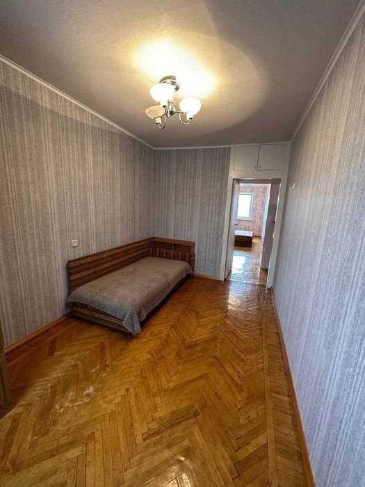 Selling a 3-bedroom apartment in new buildings near the Palace of Sports metro station. Certificate.