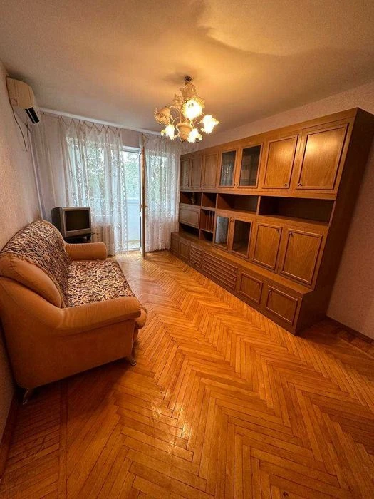 Selling a 3-bedroom apartment in new buildings near the Palace of Sports metro station. Certificate.