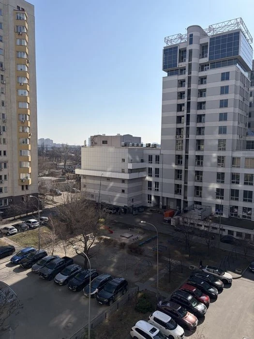 Apartment for sale near the metro station Livoberezhna, Andriy Sheptytsko St.