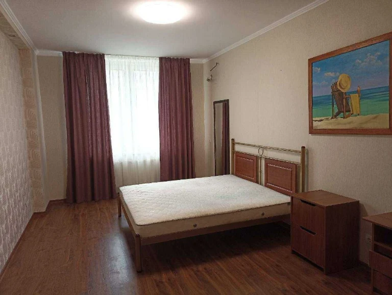 Продам велику 1-кімнатну квартиру 51 кв.м  по вул. Глушкова,
