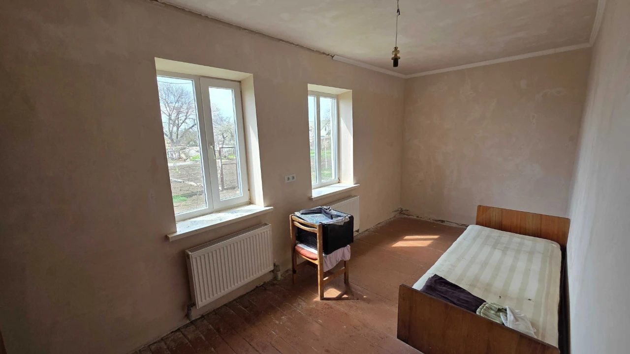 Будинок під ремонт 80 м² на 8 сотках у Матвіївці. Один на вс