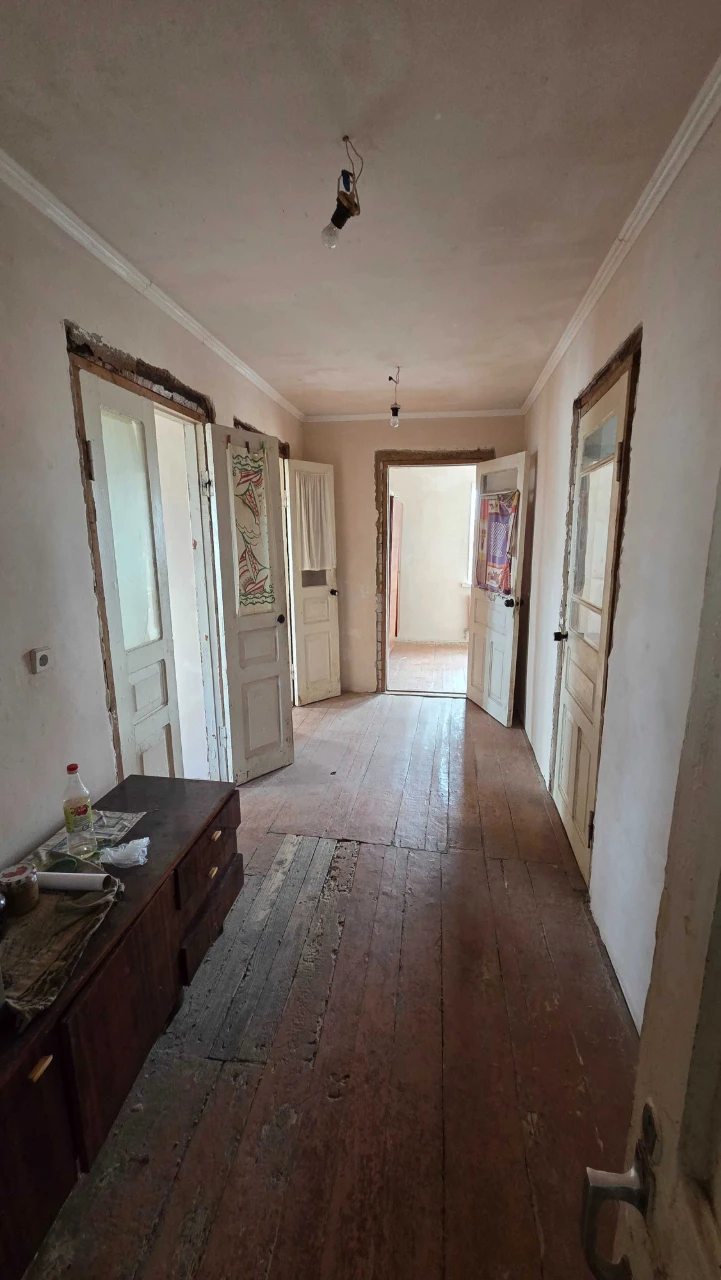 Будинок під ремонт 80 м² на 8 сотках у Матвіївці. Один на вс