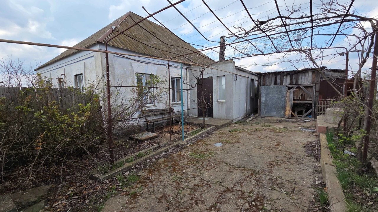 Будинок під ремонт 80 м² на 8 сотках у Матвіївці. Один на вс