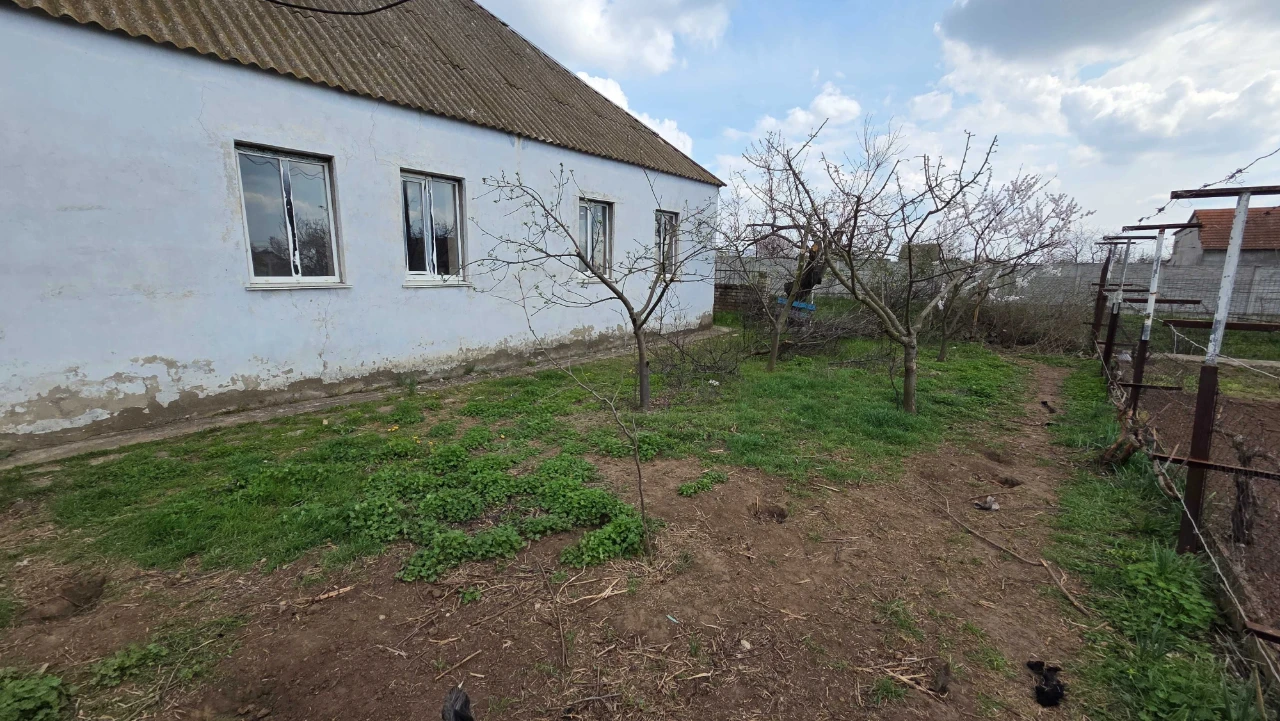 Будинок під ремонт 80 м² на 8 сотках у Матвіївці. Один на вс