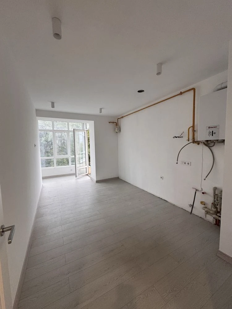 One-bedroom apartment, fully renovated and ready to move in!
