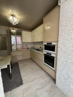 Продаж 2-кімнатної квартири. Б.Хмельницького 230а. 67м2.