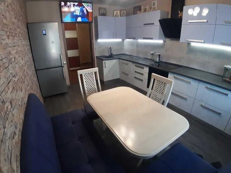 Продаж 3 кімнатной  квартири вул, Милославська 4