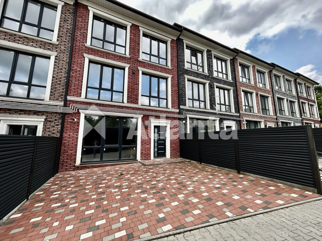 Tanhous building + 2 garages with documentation