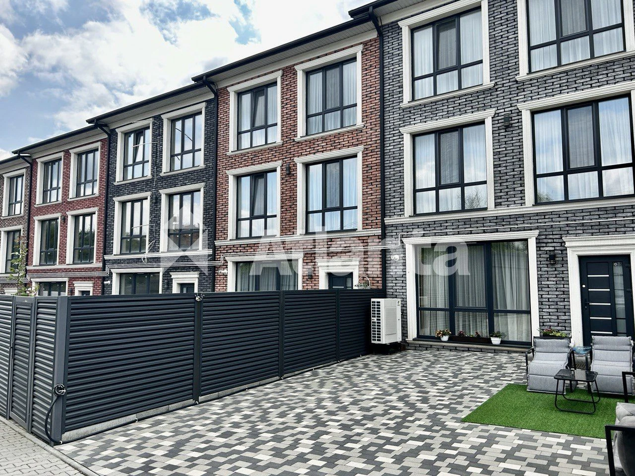 Tanhous building + 2 garages with documentation