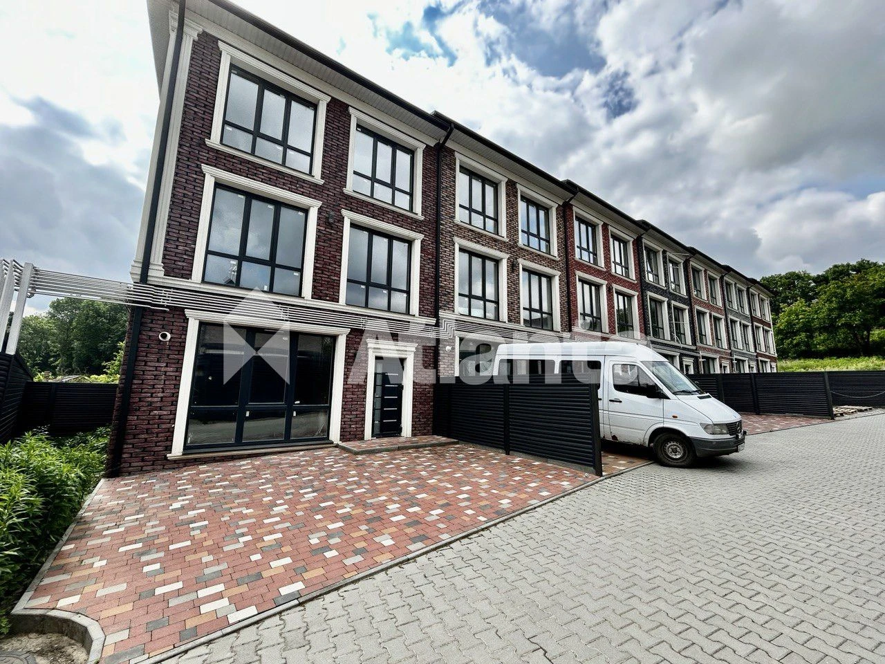 Tanhous building + 2 garages with documentation