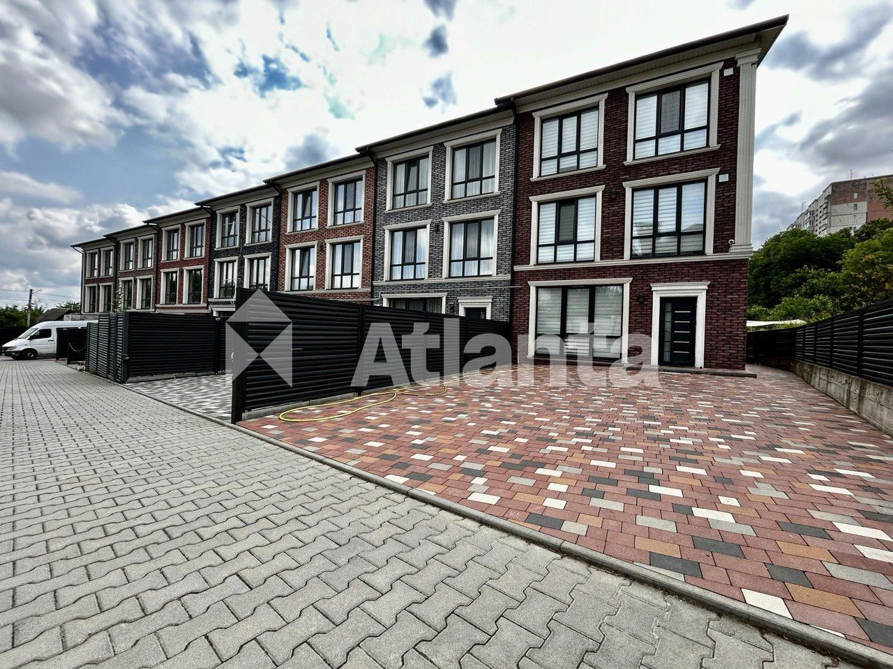 Tanhous building + 2 garages with documentation