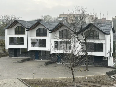 Таунхауси, зданий в ЕКСПЛ.,можна під єОселя