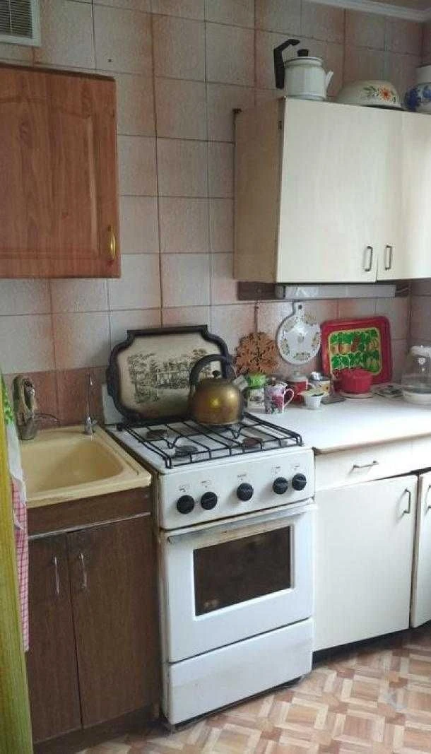 For Sale: 2-room apartment in Saltove in living condition.