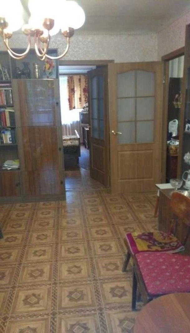 For Sale: 2-room apartment in Saltove in living condition.