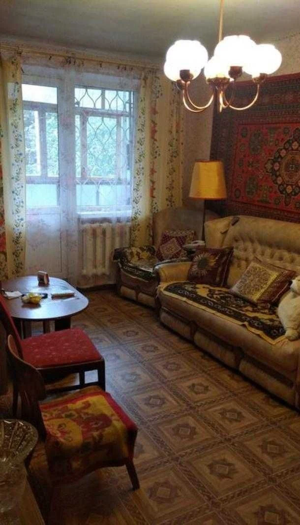 For Sale: 2-room apartment in Saltove in living condition.