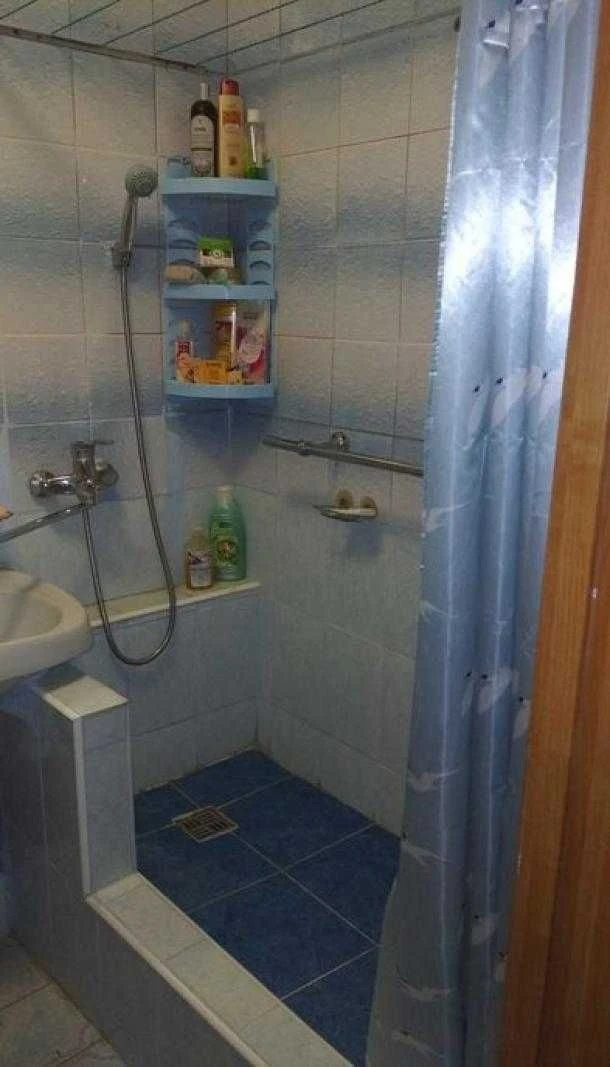 For Sale: 2-room apartment in Saltove in living condition.