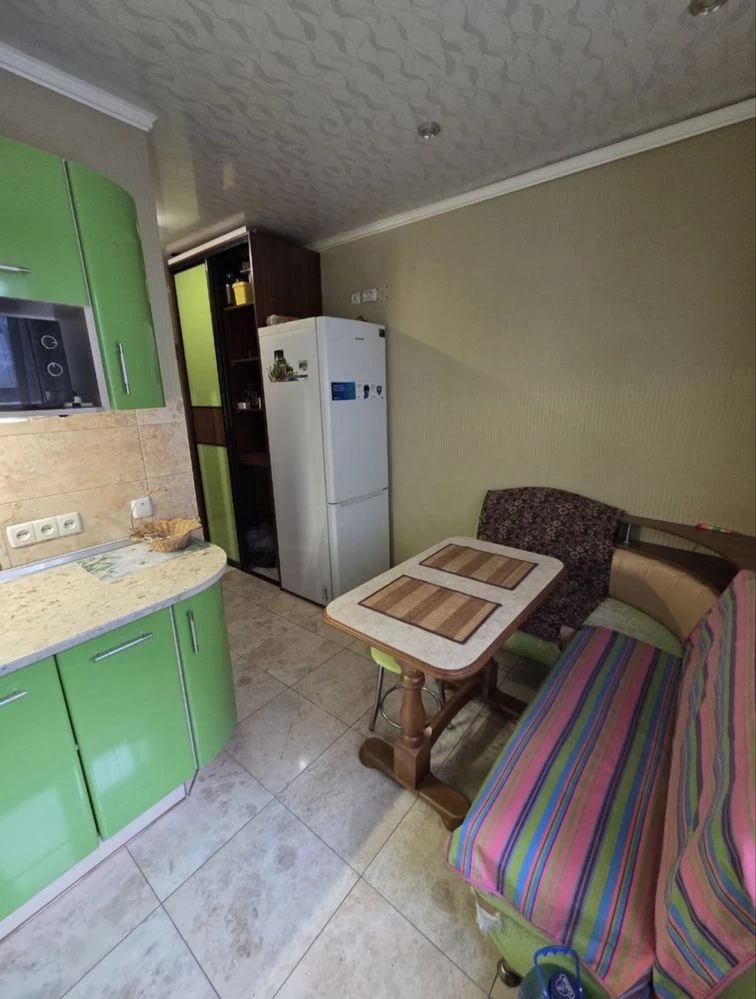 Продам 2-кімнатну квартиру Біблика 2В