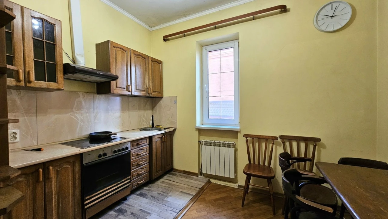 Apartment for Rent: Independent Floor (2 rooms) in a building in Obukhiv, KG "Chornob"