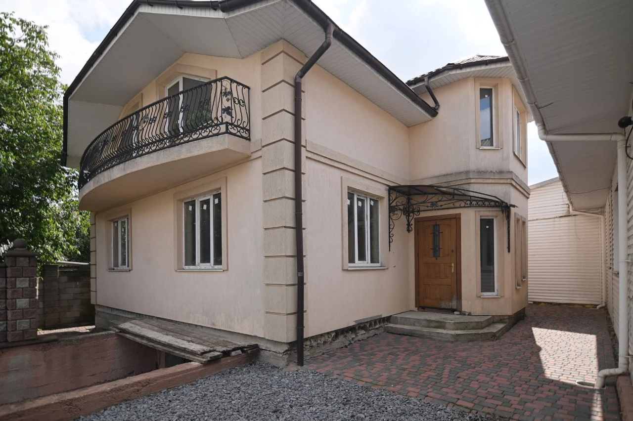 Незавершене будівництво, і дві квартири, все в комплексі (ра