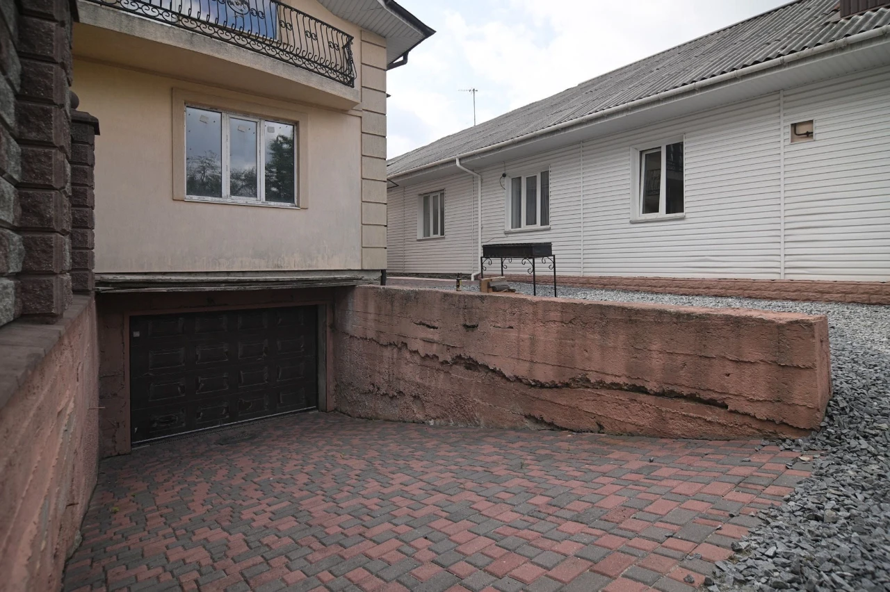 Незавершене будівництво, і дві квартири, все в комплексі (ра