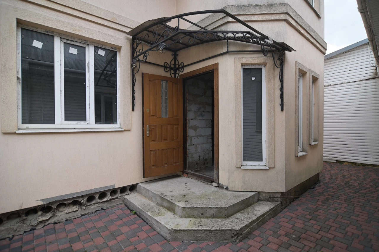 Незавершене будівництво, і дві квартири, все в комплексі (ра