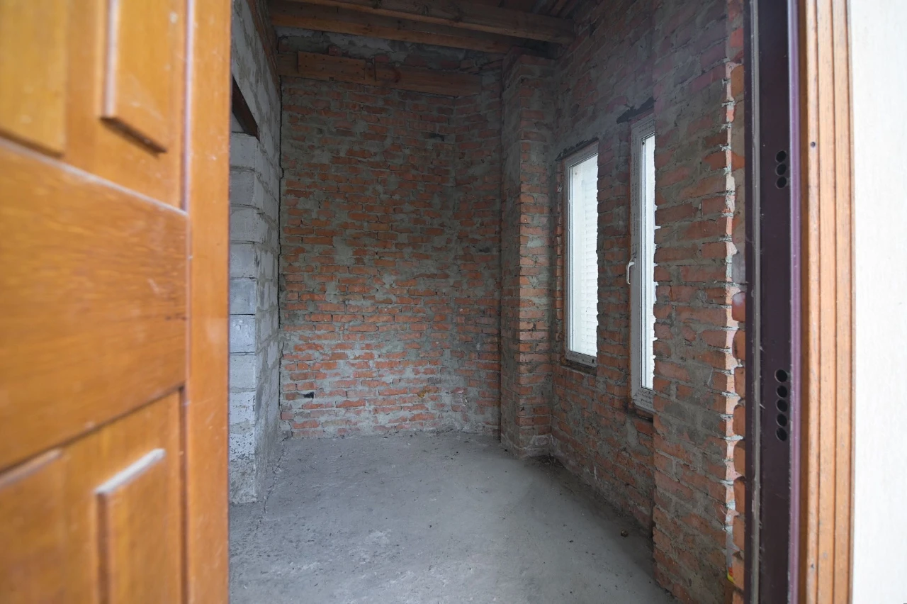 Незавершене будівництво, і дві квартири, все в комплексі (ра