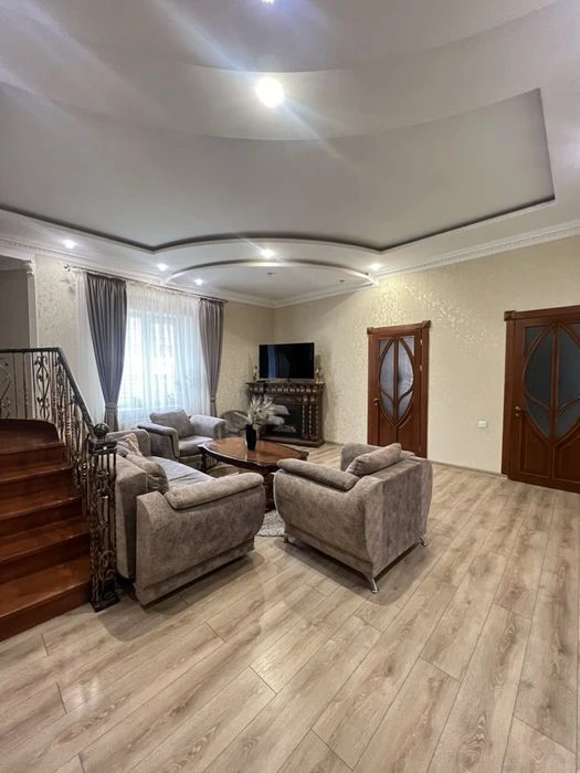 Продам дом с ремонтом на Котовском.