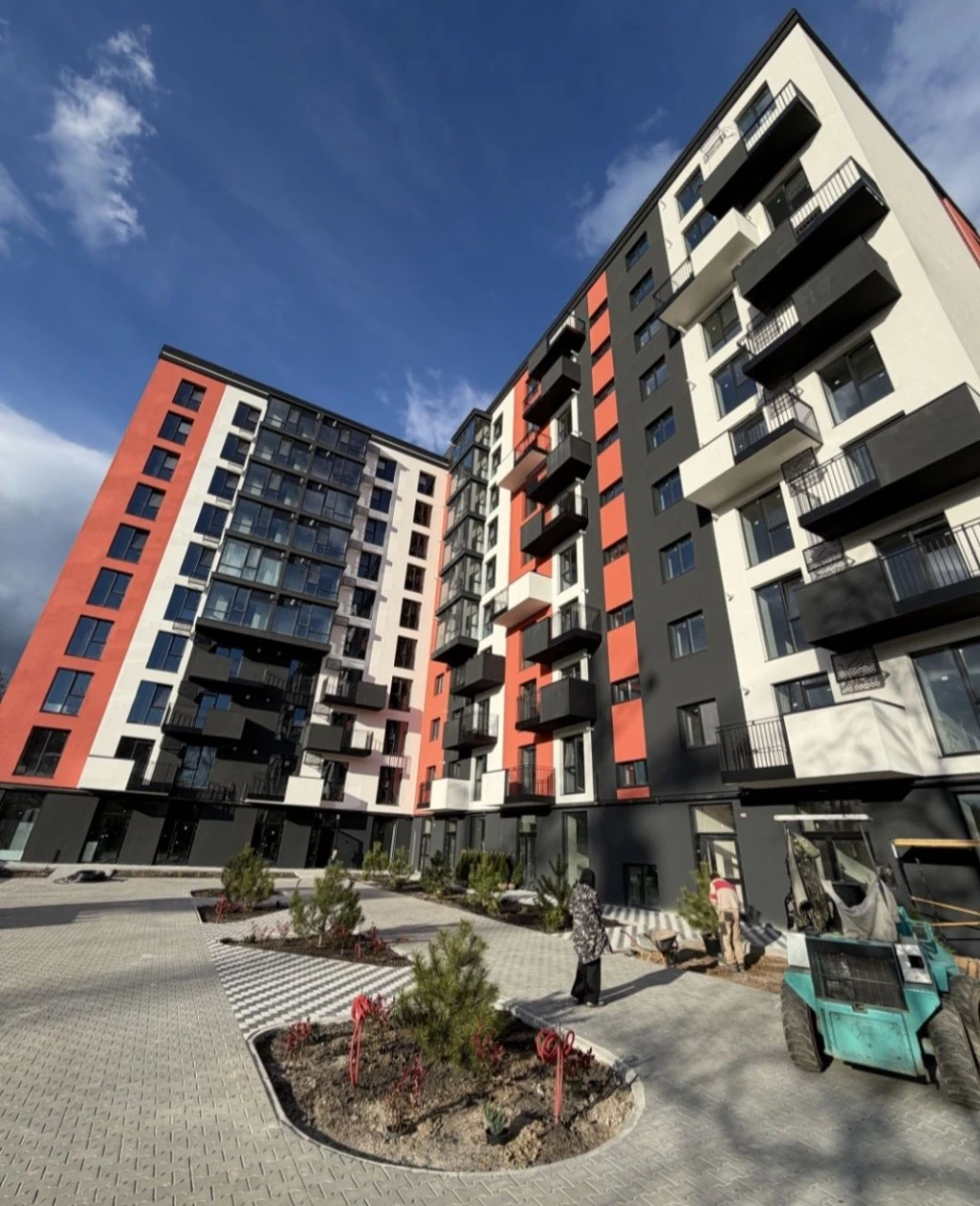 Urgent: Ready 2-bedroom apartment in the city center