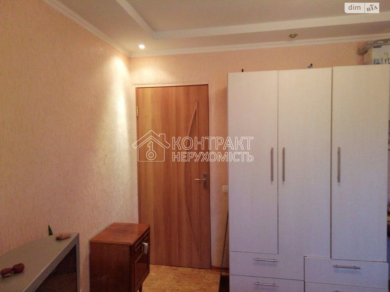 Apartment for Sale: Cozy Room in a Brick Building