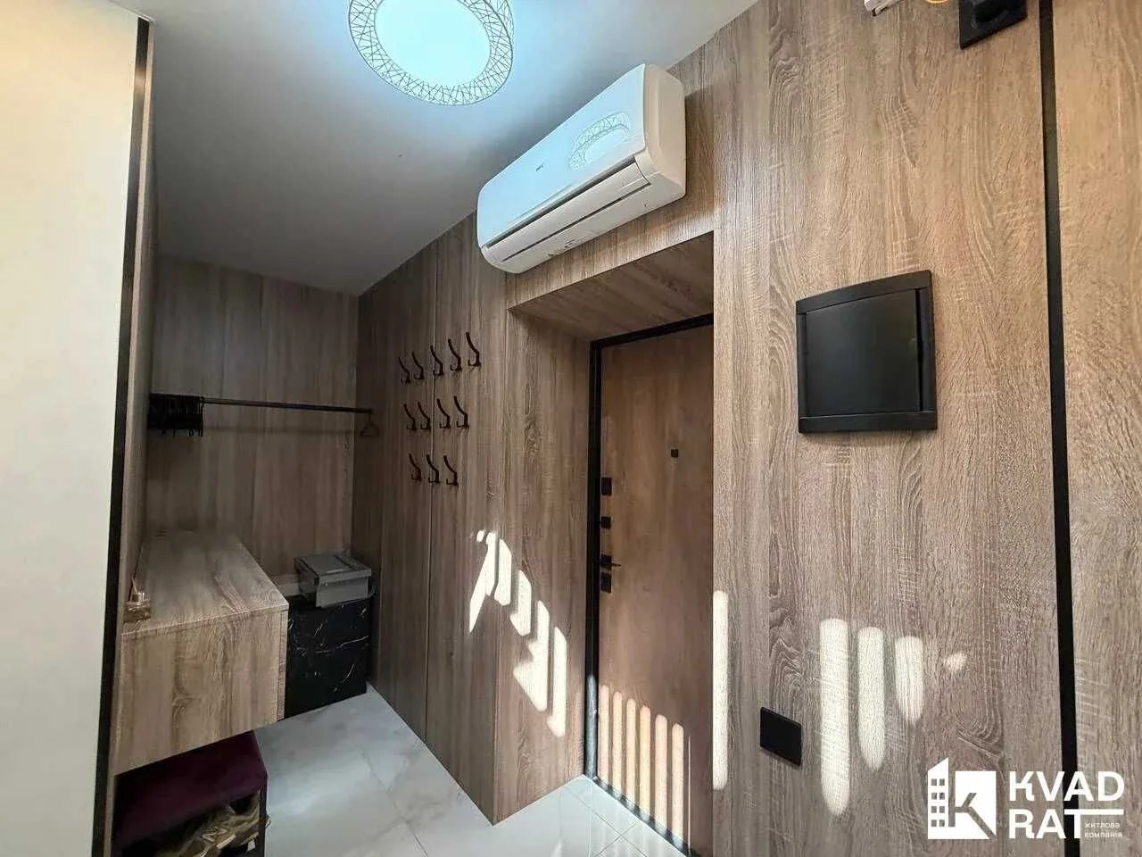 Продаж дворівневої 2-кімнатної квартири з двома терасами в ц