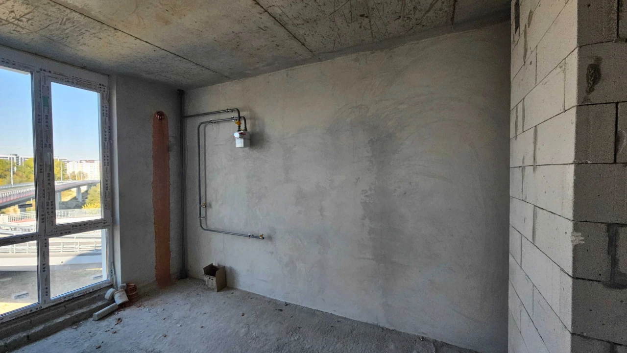 2-bedroom apartment in the city center, ready for renovation.