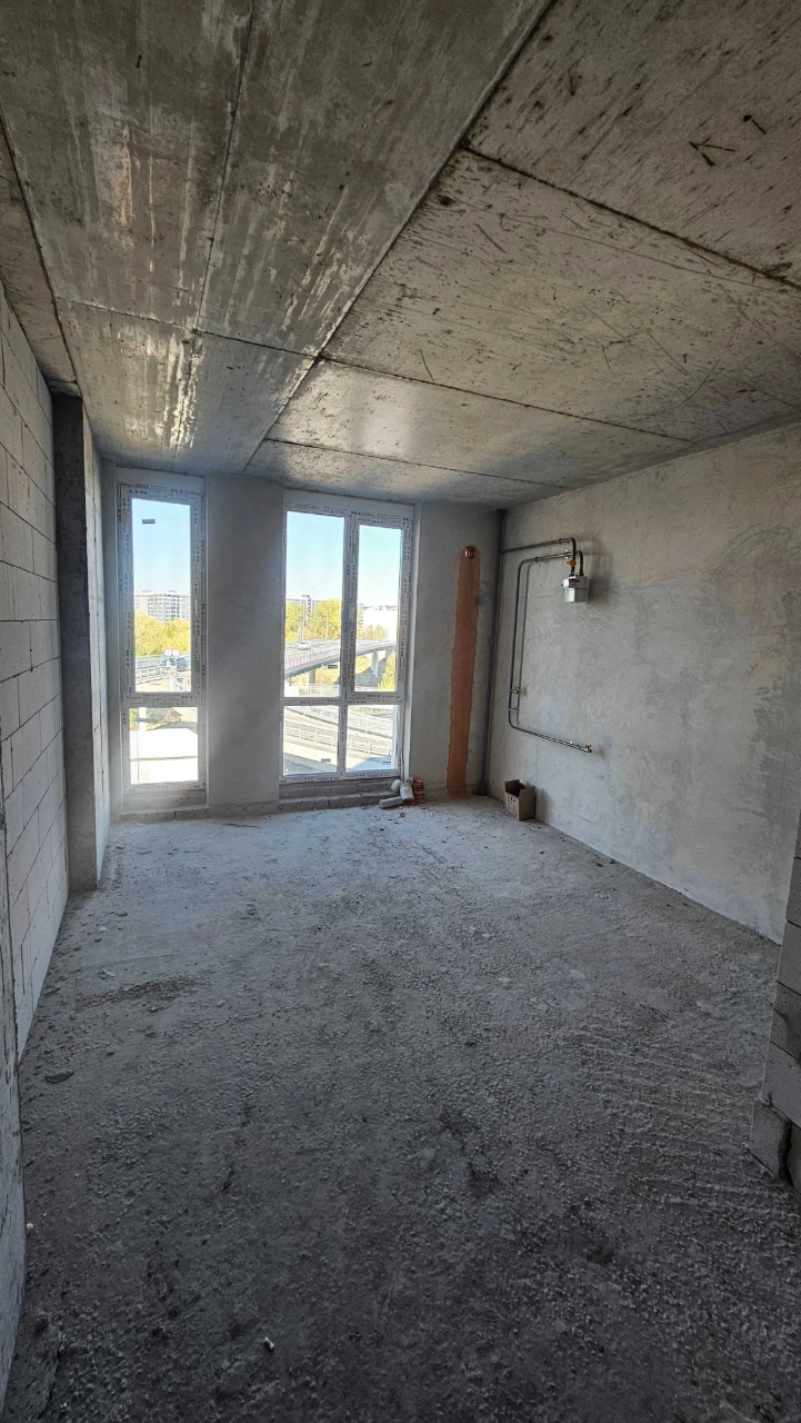 2-bedroom apartment in the city center, ready for renovation.