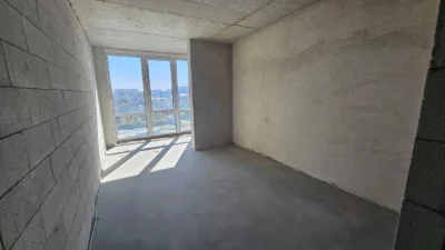2-bedroom apartment in the city center, ready for renovation.