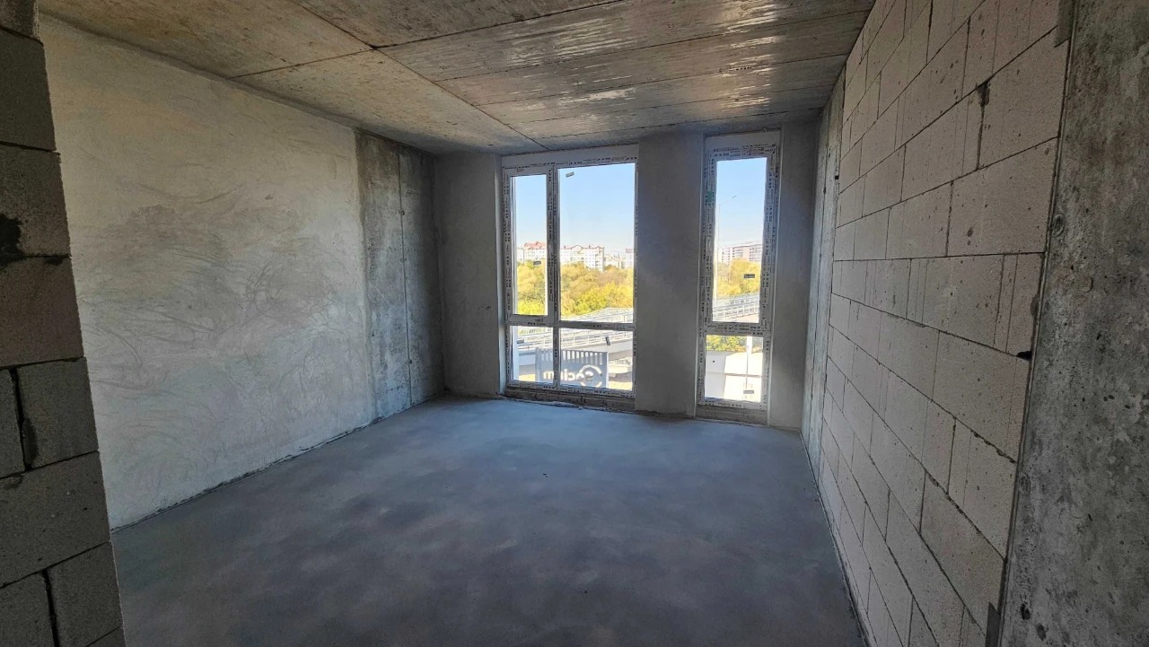 2-bedroom apartment in the city center, ready for renovation.